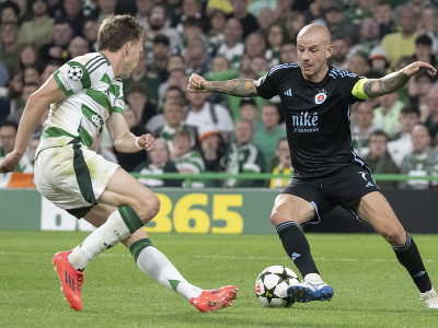 Na snímke kapitán ŠK Slovan Bratislava Vladimír Weiss ml. (vpravo) a Alistair Johnston zo Celticu Glasgow