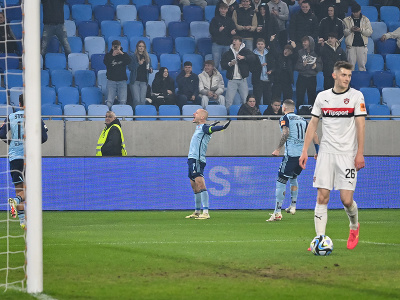Na snímke uprostred v pozadí Vladimír Weiss ml. (Slovan Bratislava) oslavuje svoj úvodný gól