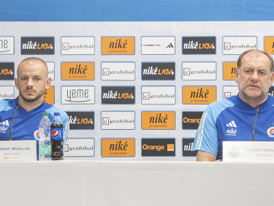 Na snímke zľava kapitán ŠK Slovan Bratislava Vladimír Weiss ml. a tréner mužstva Vladimír Weiss st. odpovedajú na otázky novinárov počas tlačovej konferencie