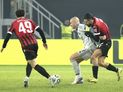 Na snímke sprava Sebastjan Spahiu (Škendija), Vladimír Weiss ml. (Slovan) a Arbin Zejnullai (Škendija)  počas stretnutia 5. kola ligovej fázy Konferenčnej ligy UEFA 