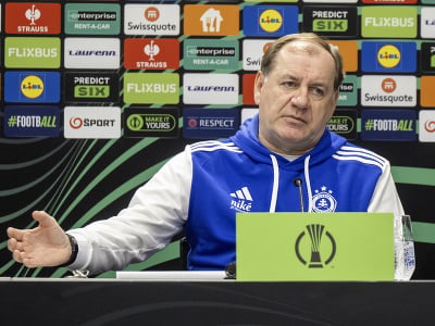 Na snímke tréner futbalistov