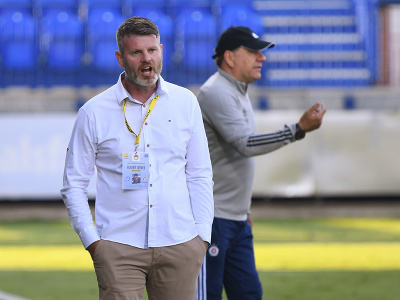 Tréner MFK Tatran Liptovský Mikuláš Marek Petruš a v pozadí tréner Slovana Vladimír Weiss