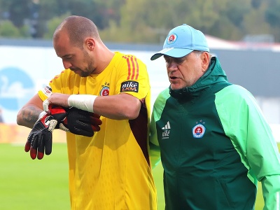 Na snímke zľava brankár Milan Borjan a hlavný tréner ŠK Slovan Bratislava Vladimír Weiss