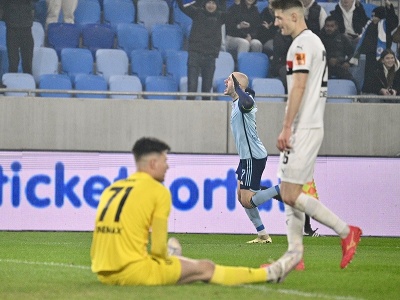 Vladimír Weiss z ŠK Slovan Bratislava (uprostred) sa teší po góle na 1:0 