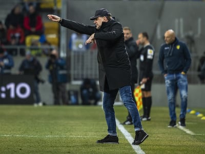 Hlavný tréner ŠK Slovan Bratislava Vladimír Weiss gestikuluje počas zápasu