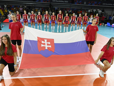 Slovenské volejbalistky pózujú pred národnou vlajkou