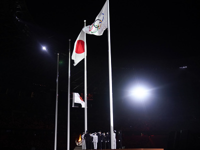 Vztýčená vlajka Japonska a OH