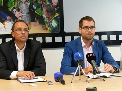 Vľavo predseda hokejového klubu Vlci Žilina a.s Rastislav Chovanec a podpredseda Vlci Žilina a.s  Maroš Jakubek počas tlačovej konferencie, na ktorej predstavili nové logo a názov klubu