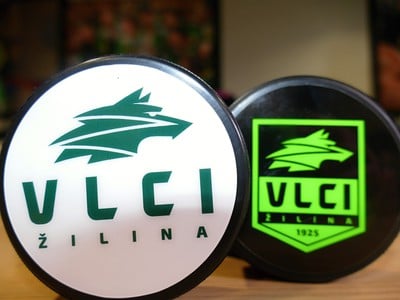 Hokejové puky s novým logom a názvom žilinského hokejového klubu Vlci Žilina