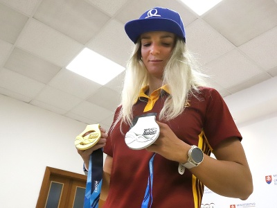 Slovenská reprezentantka Eliška Mintálová pózuje so striebornou medailou (vpravo)