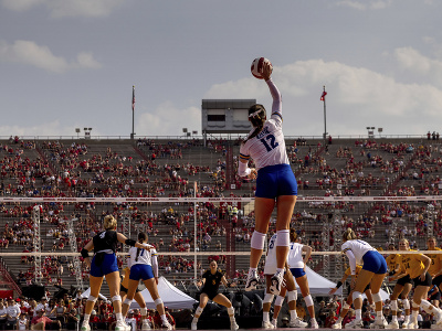 Zápas ženského univerzitného volejbalu v USA sledoval rekordný počet divákov