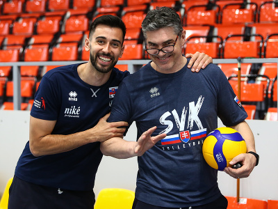 Na snímke vľavo slovenský volejbalový reprezentant Filip Gavenda počas prvého dňa prípravy mužskej slovenskej volejbalovej reprezentácie na Zlatú Európsku ligu 2023
