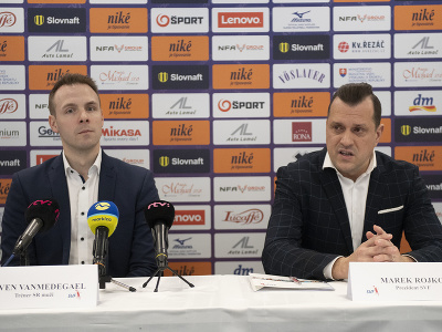 Na snímke vľavo nový tréner slovenskej mužskej volejbalovej reprezentácie Belgičan Steven Vanmedegael a vpravo prezident SVF Marek Rojko 