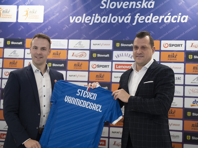 Na snímke vľavo nový tréner slovenskej mužskej volejbalovej reprezentácie Belgičan Steven Vanmedegael a vpravo prezident SVF Marek Rojko