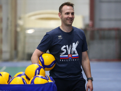 Na snímke tréner slovenských volejbalistov Steven Vanmedegael počas prvého dňa prípravy mužskej slovenskej volejbalovej reprezentácie na Zlatú Európsku ligu 2023 