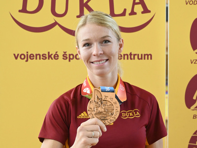 Ingrid Suchánková (karate) pózuje s bronzovou medailou