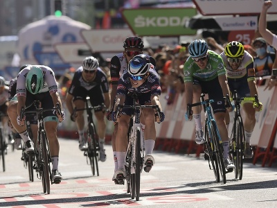 Belgický cyklista Jasper Philipsen víťazí v 2. etape 76. ročníka pretekov Vuelta a Espaňa.