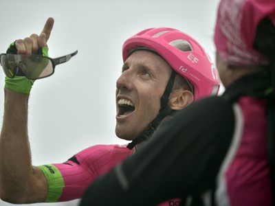 Kanaďan Michael Woods z tímu Cannondale-Drapac oslavuje víťazstvo v 17. etape cyklistických pretekov Okolo Španielska