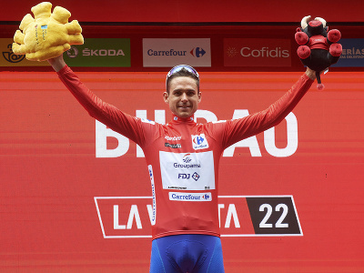 Na snímke francúzsky cyklista Rudy Molard (Groupama-FDJ) oslavuje na pódiu červený dres vedúceho pretekára v celkovom priebežnom poradí po 5. etape pretekov Vuelta