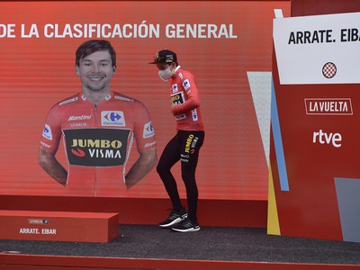 Cyklista Primož Roglič z tímu Jumbo-Visma sa teší z víťazstva v 1. etape cyklistických pretekov Vuelta a Espana z Irunu do Arette