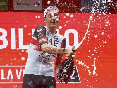 Na snímke španielsky cyklista Marc Soler (SAE Emirates) oslavuje na pódiu víťazstvo v 5. etape pretekov Vuelta a Espaňa z Irunu do Bilbaa 