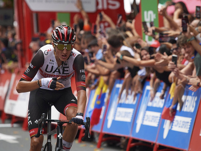 Na snímke španielsky cyklista Marc Soler (SAE Emirates) oslavuje víťazstvo v 5. etape pretekov Vuelta a Espaňa z Irunu do Bilbaa