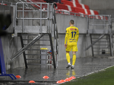 Oleksandr Golikov (FC Košice) odchádza po červenej karte predčasne do šatne
