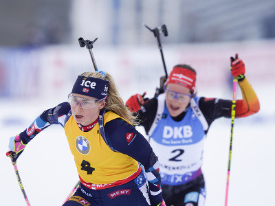 Nórska biatlonistka Ingrid Landmark Tandrevoldová (vľavo) na ceste k víťazstvu pred Nemkou Sophiou Schneiderovou v piatkových vytrvalostných pretekoch na 15 km na podujatí 7. kola Svetového pohára v biatlone žien v nórskom Holmenkollene 