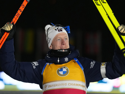 Nórsky biatlonista Johannes Thingnes Bö sa teší na pódiu po triumfe vo vytrvalostných pretekoch mužov na 20 km na majstrovstvách sveta v Novom Meste na Morave 