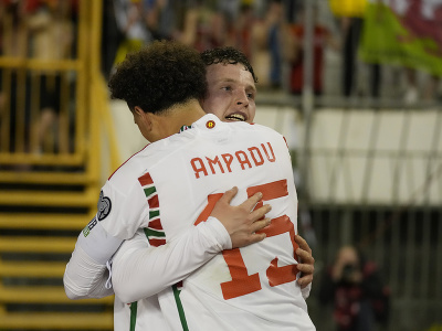 Nathan Broadhead a Ethan Ampadu oslavujú gól Walesu