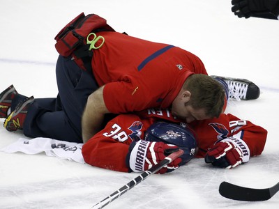Ruský hokejový útočník Washingtonu Capitals Alexander Ovečkin sa v plnej rýchlosti zrazil na ľade so spoluhráčom Jackom Hillenom.