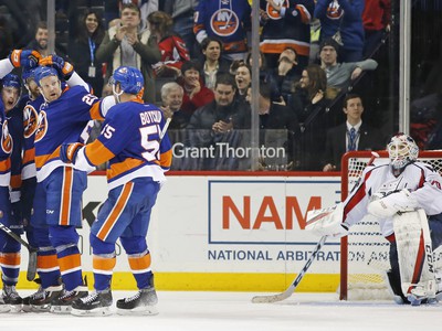 Hráči Islanders sa radujú z gólu do siete Capitals