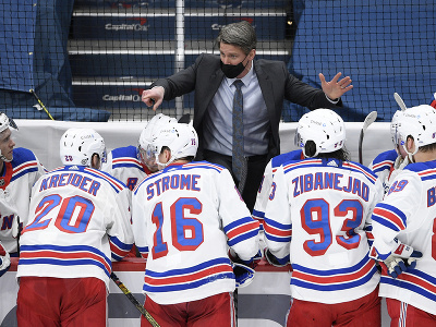 Tréner New Yorku Rangers Kris Knoblauch dáva hráčom pokyny počas timeoutu