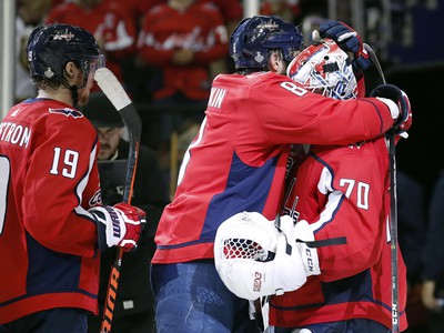 Alexander Ovečkin sa teší spolu s brankárom Bradenom Holtbym po víťazstve v 3. zápase finále NHL