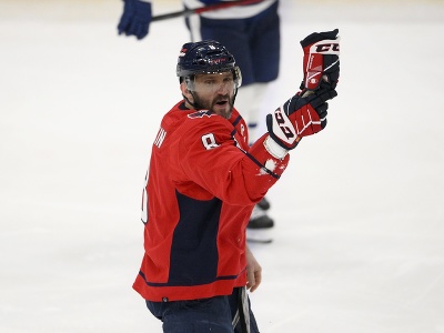 Na snímke ruský útočník Capitals Alexander Ovečkin korčuľuje na striedačku po zranení v zápase hokejovej NHL Washington Capitals - Toronto Maple Leafs