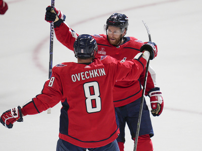 Na snímke hráči Washingtonu Capitals sprava Connor Brown a Alexander Ovečkin sa tešia po strelení gólu v prípravnom zápase zámorskej hokejovej NHL