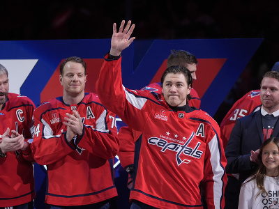 Alexander Ovečkin, Nicklas Backstrom, John Carlson a mávajúci T.J. Oshie pred svojím jubilejným tisícim zápasom v NHL