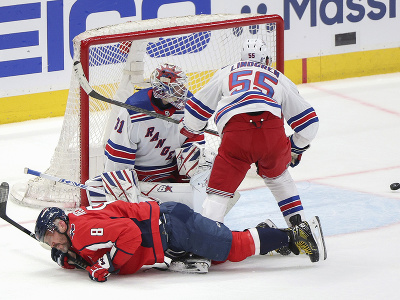 Alexander Ovečkin padá na zem po súboji pred bránkou Rangers