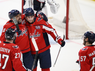 Hokejisti Capitals sa radujú z gólu