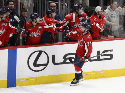 Connor McMichael (24) oslavuje strelený gól so spoluhráčmi Washingtonu Capitals
