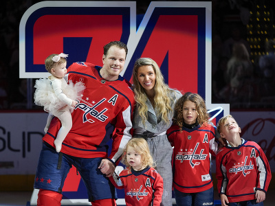 Obranca John Carlson s rodinou pri príležitosti 1 000 odohraných zápasov v NHL