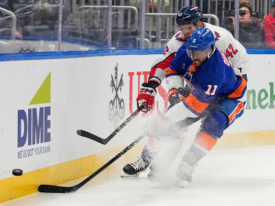 Hráč New Yorku Islanders Anthony Duclair (vpravo) bojuje o puk so Slovákom Martinom Fehérvárym (42) z Washingtonu Capitals
