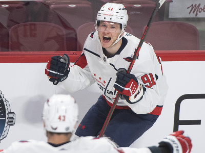 Hokejisti Washingtonu Capitals Joe Snively a Tom Wilson sa tešia z gólu