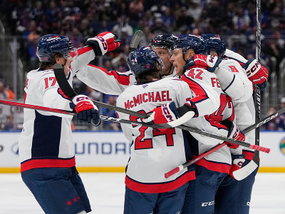 Radujúci sa hráči Washingtonu Capitals