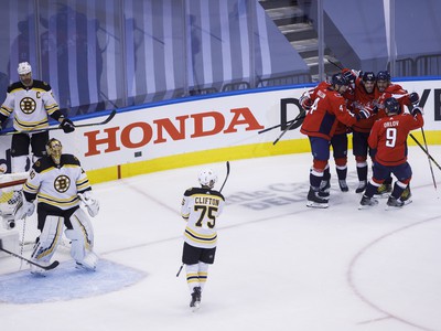 Frustrovaný Zdeno Chára za bránkou Bostonu a gólové oslavy hokejistov Washingtonu
