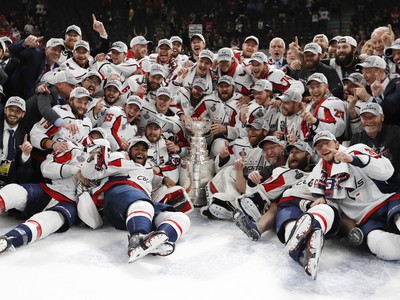 Obrovská radosť hráčov Washingtonu zo zisku Stanley Cupu