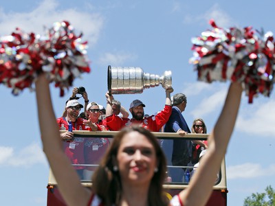 Hráči Washingtonu Capitals zobrali trofej do ulíc