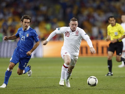 Wayne Rooney a Andrea Pirlo