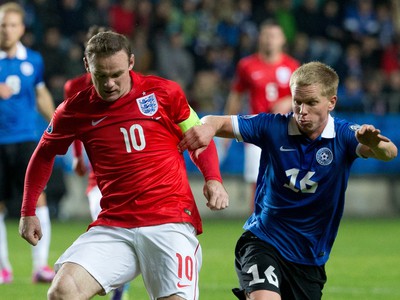 Wayne Rooney a Ilja Antonov v súboji o loptu