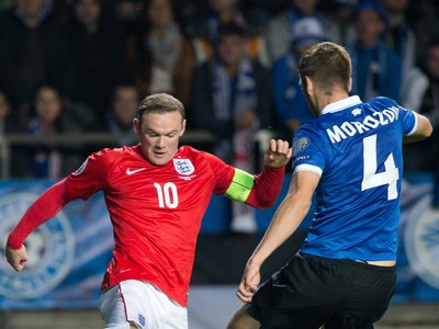 Igor Morozov a Wayne Rooney v súboji o loptu